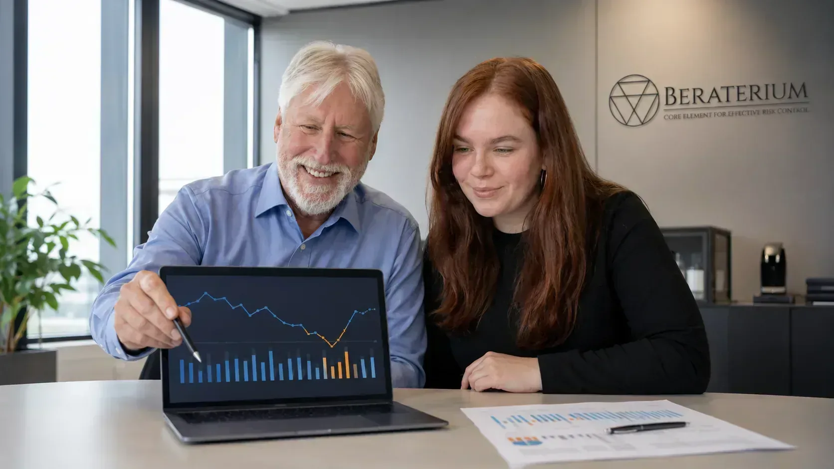 Unternehmer prüft Liquiditätsentwicklung und Cashflow-Kennzahlen auf einem Dashboard im Büro